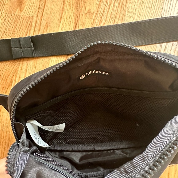 EUC lululemon belt bag 2L - Picture 2 of 2